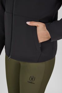 Kurtka softshell Eskadron Heritage 26/27 ZIP-JACKET w kolorze Black – na modelce, dodatkowe ujęcie