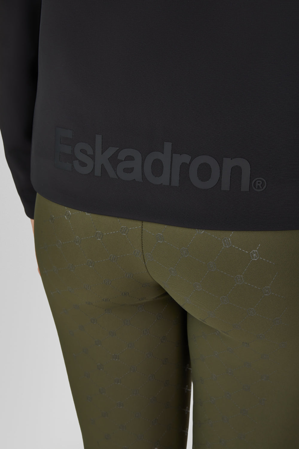 Kurtka softshell Eskadron Heritage 26/27 ZIP-JACKET w kolorze Black – na modelce, dodatkowe ujęcie