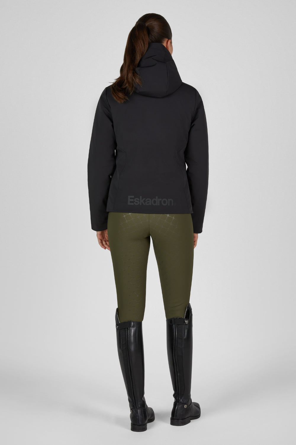 Kurtka softshell Eskadron Heritage 26/27 ZIP-JACKET w kolorze Black – na modelce, widok z tyłu