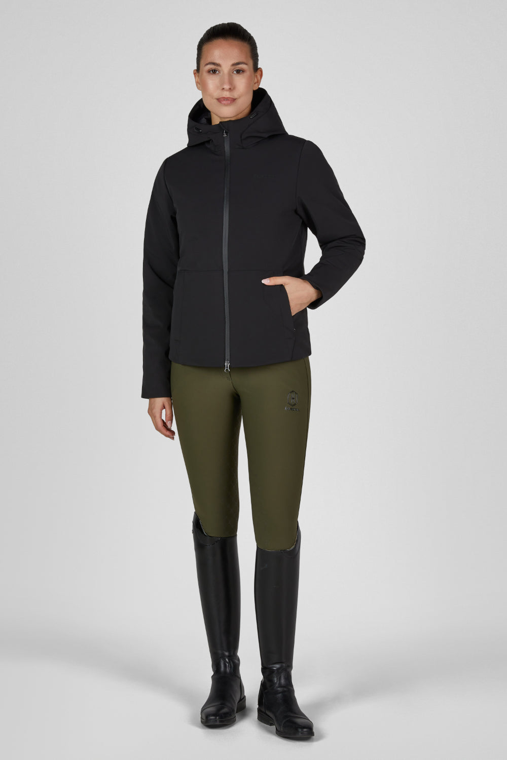 Kurtka softshell Eskadron Heritage 26/27 ZIP-JACKET w kolorze Black – na modelce, widok z przodu