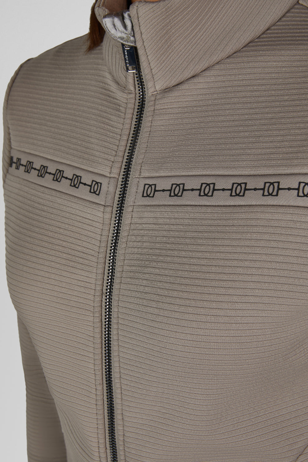 Bluza Eskadron Heritage 26/27 ZIP-SHIRT w kolorze Ash – na modelce, dodatkowe ujęcie