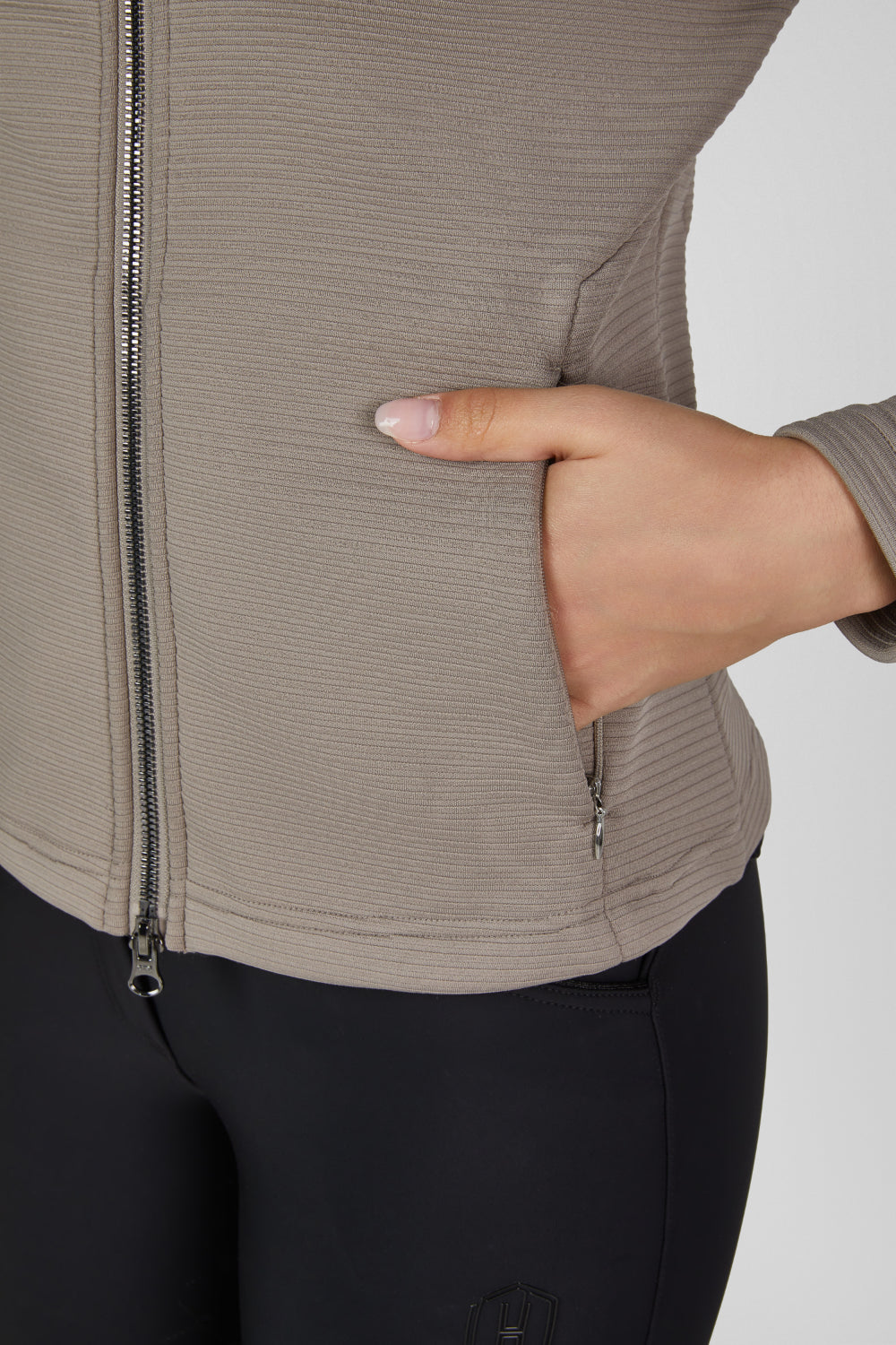 Bluza Eskadron Heritage 26/27 ZIP-SHIRT w kolorze Ash – na modelce, dodatkowe ujęcie
