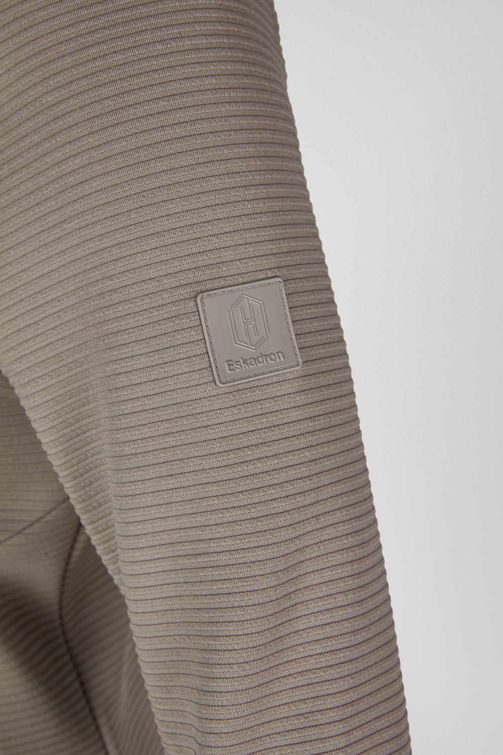 Bluza Eskadron Heritage 26/27 ZIP-SHIRT w kolorze Ash – na modelce, dodatkowe ujęcie
