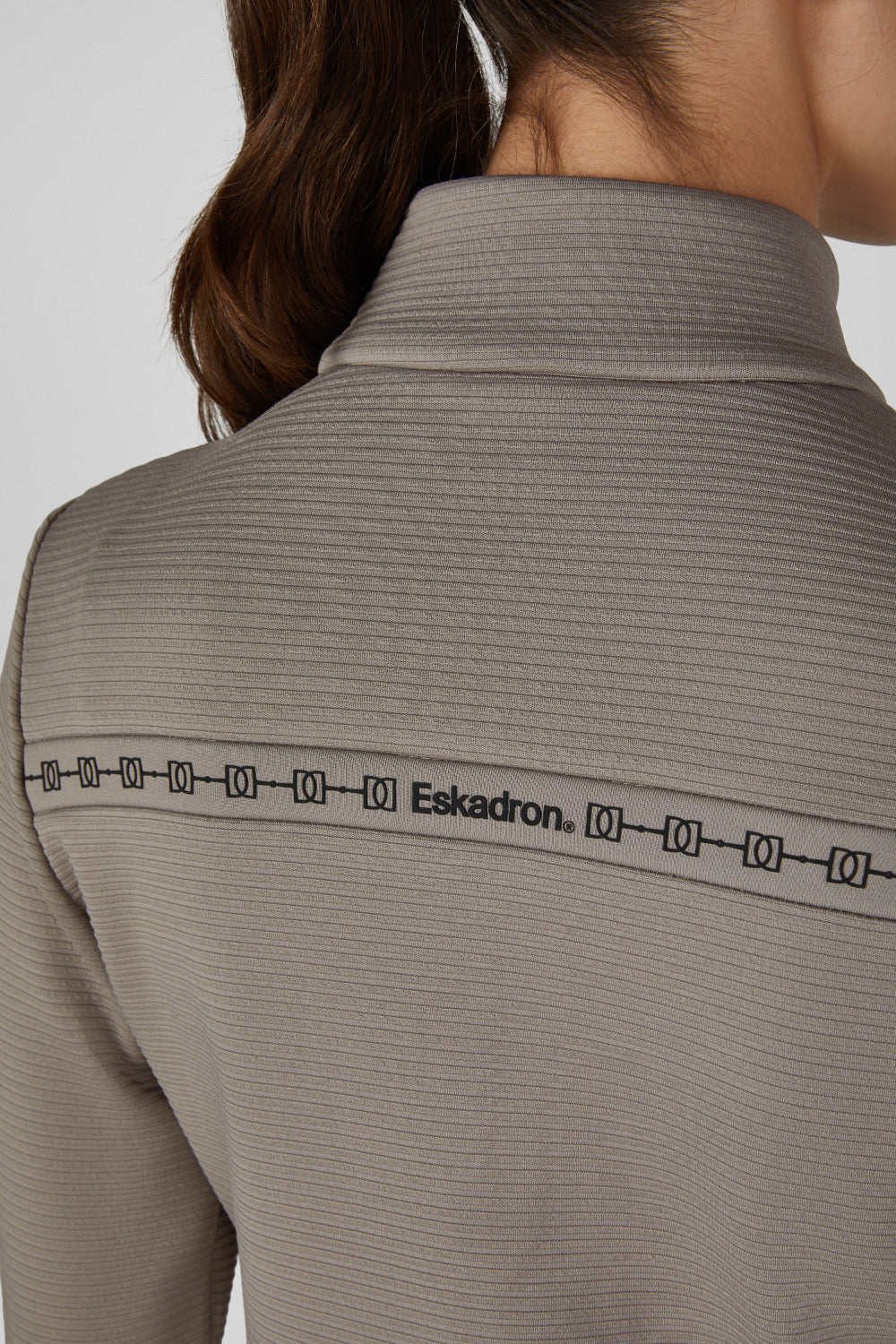 Bluza Eskadron Heritage 26/27 ZIP-SHIRT w kolorze Ash – na modelce, dodatkowe ujęcie