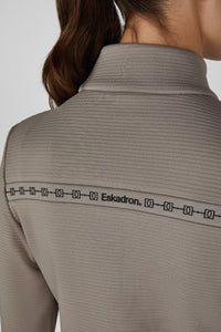Bluza Eskadron Heritage 26/27 ZIP-SHIRT w kolorze Ash – na modelce, dodatkowe ujęcie
