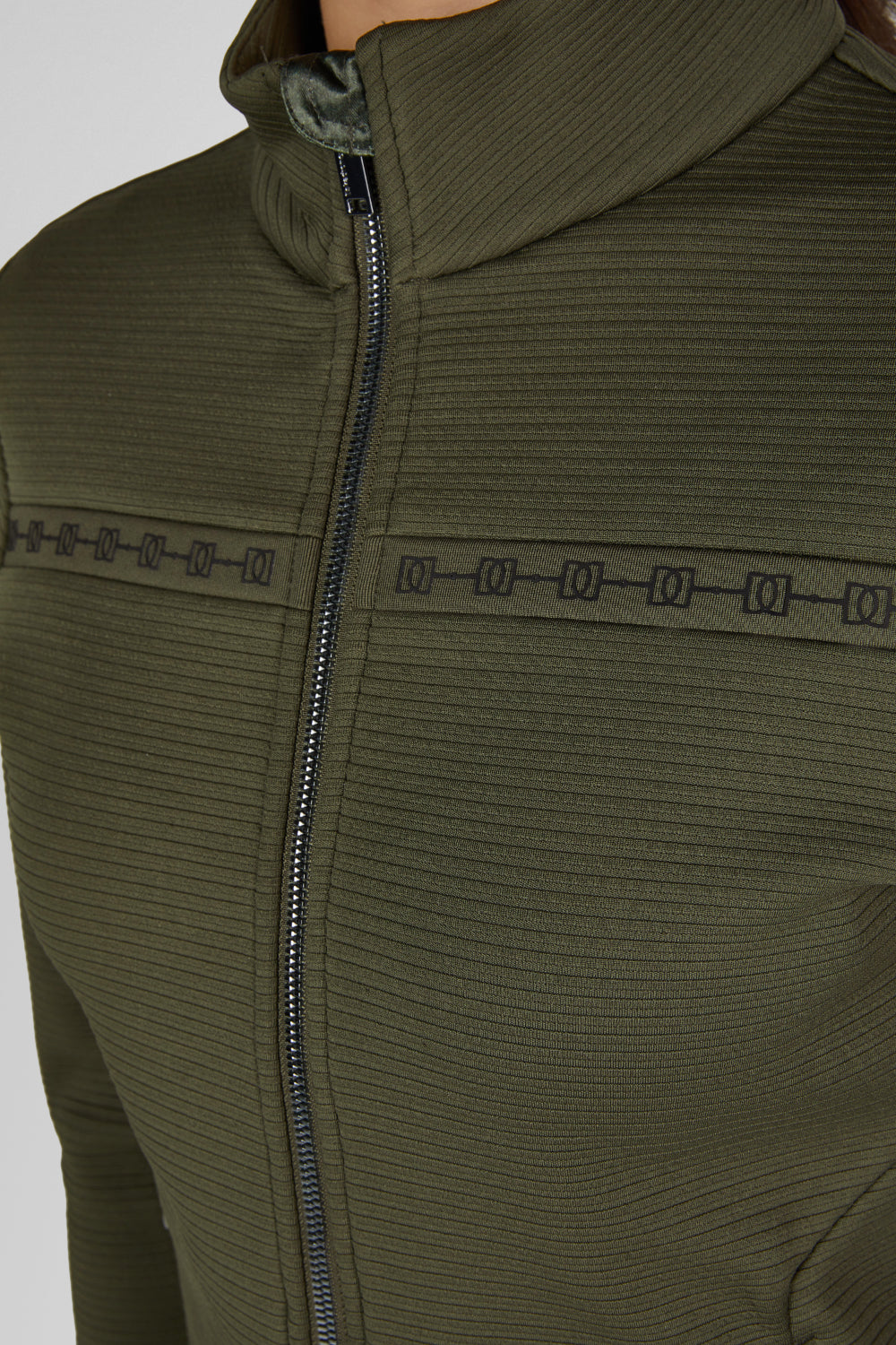 Bluza Eskadron Heritage 26/27 ZIP-SHIRT w kolorze Deep Moss – na modelce, dodatkowe ujęcie