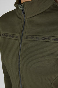 Bluza Eskadron Heritage 26/27 ZIP-SHIRT w kolorze Deep Moss – na modelce, dodatkowe ujęcie
