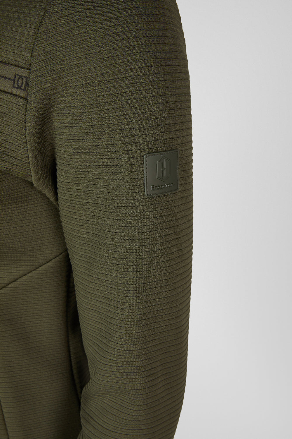 Bluza Eskadron Heritage 26/27 ZIP-SHIRT w kolorze Deep Moss – na modelce, dodatkowe ujęcie
