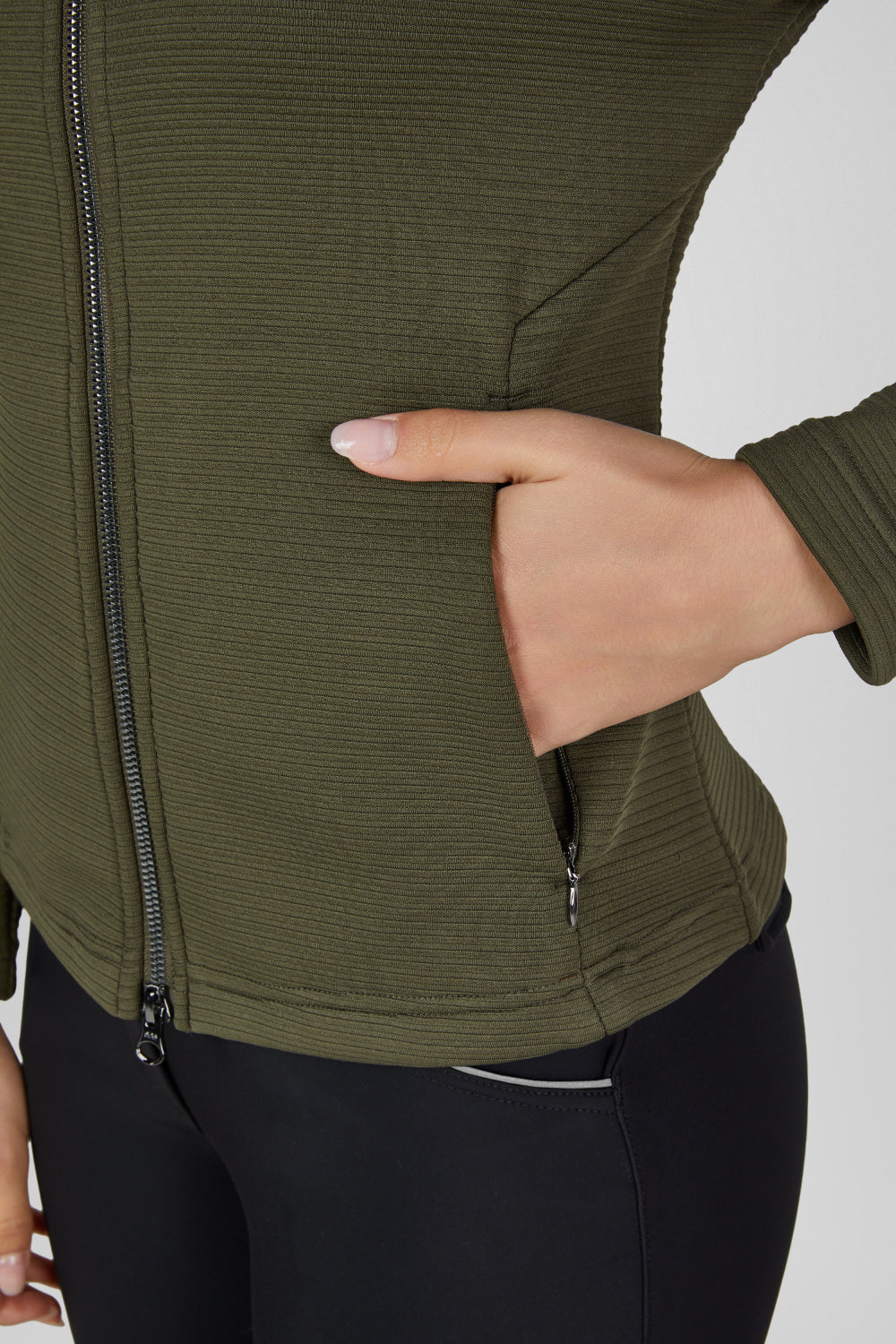 Bluza Eskadron Heritage 26/27 ZIP-SHIRT w kolorze Deep Moss – na modelce, dodatkowe ujęcie