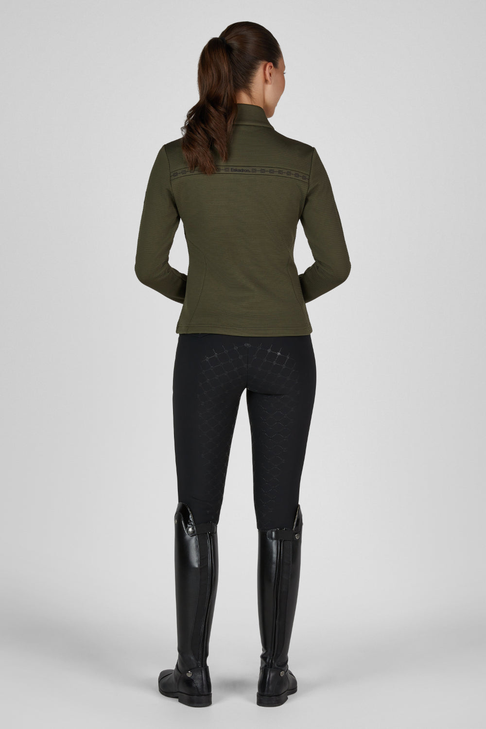 Bluza Eskadron Heritage 26/27 ZIP-SHIRT w kolorze Deep Moss – na modelce, dodatkowe ujęcie