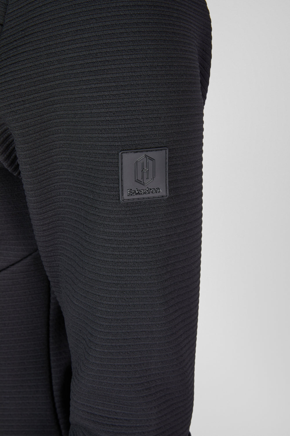 Bluza Eskadron Heritage 26/27 ZIP-SHIRT w kolorze Black – na modelce, dodatkowe ujęcie