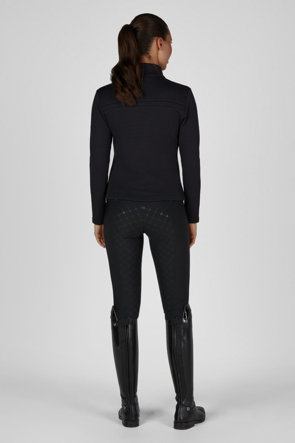 Bluza Eskadron Heritage 26/27 ZIP-SHIRT w kolorze Black – na modelce, widok z tyłu