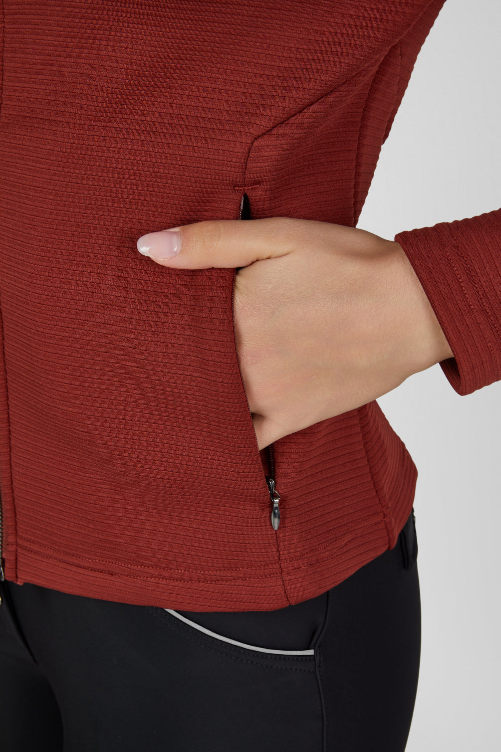 Bluza Eskadron Heritage 26/27 ZIP-SHIRT w kolorze Merlot – na modelce, dodatkowe ujęcie