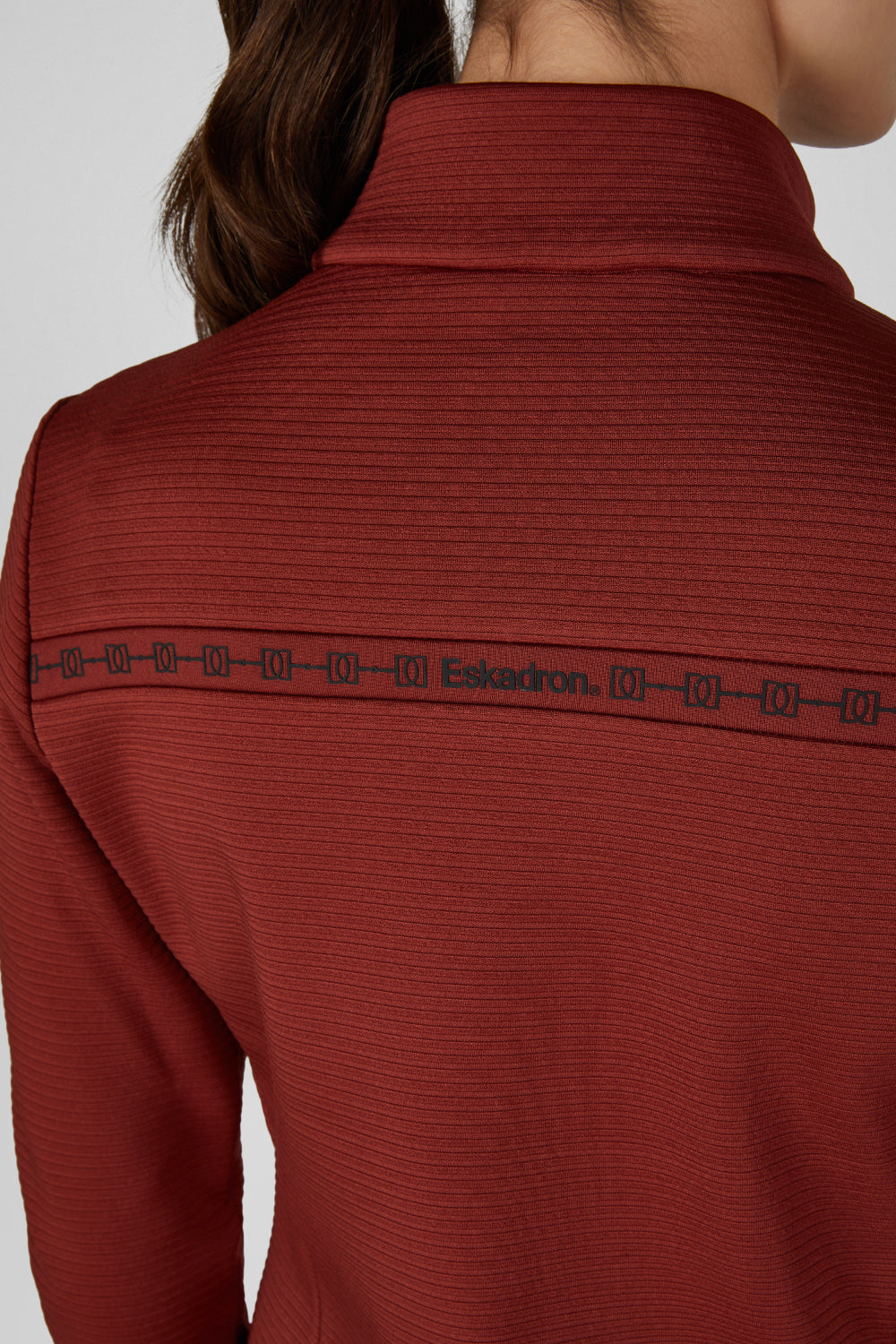 Bluza Eskadron Heritage 26/27 ZIP-SHIRT w kolorze Merlot – na modelce, dodatkowe ujęcie