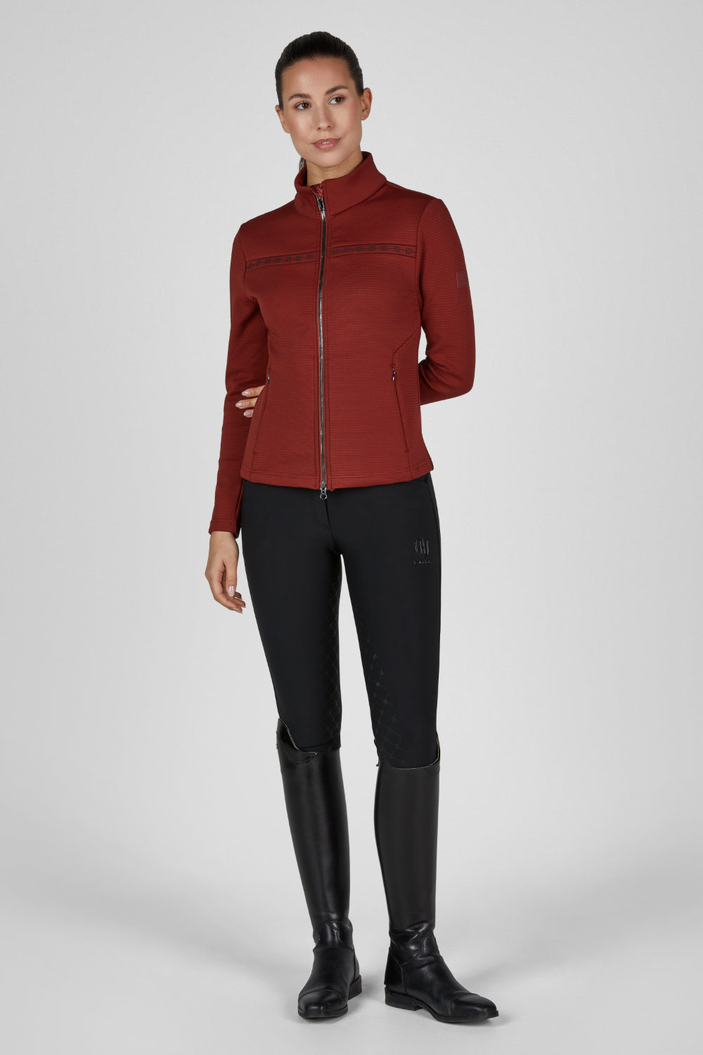 Bluza Eskadron Heritage 26/27 ZIP-SHIRT w kolorze Merlot – na modelce, widok z przodu