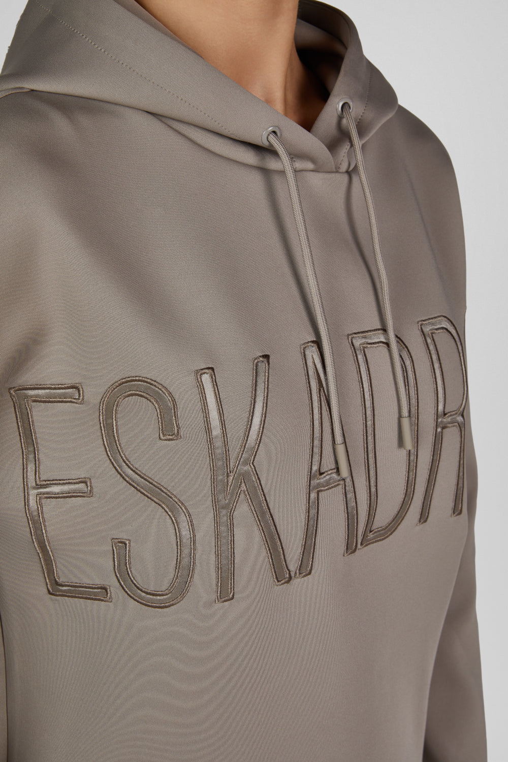 Bluza z kapturem Eskadron Heritage 26/27 HOOD w kolorze Ash – na modelce, dodatkowe ujęcie