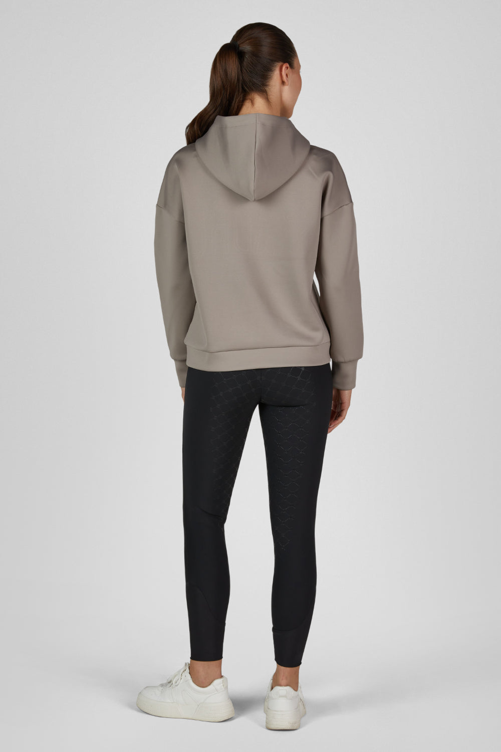Bluza z kapturem Eskadron Heritage 26/27 HOOD w kolorze Ash – na modelce, widok z tyłu