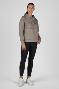 Bluza z kapturem Eskadron Heritage 26/27 HOOD w kolorze Ash – na modelce, widok z przodu