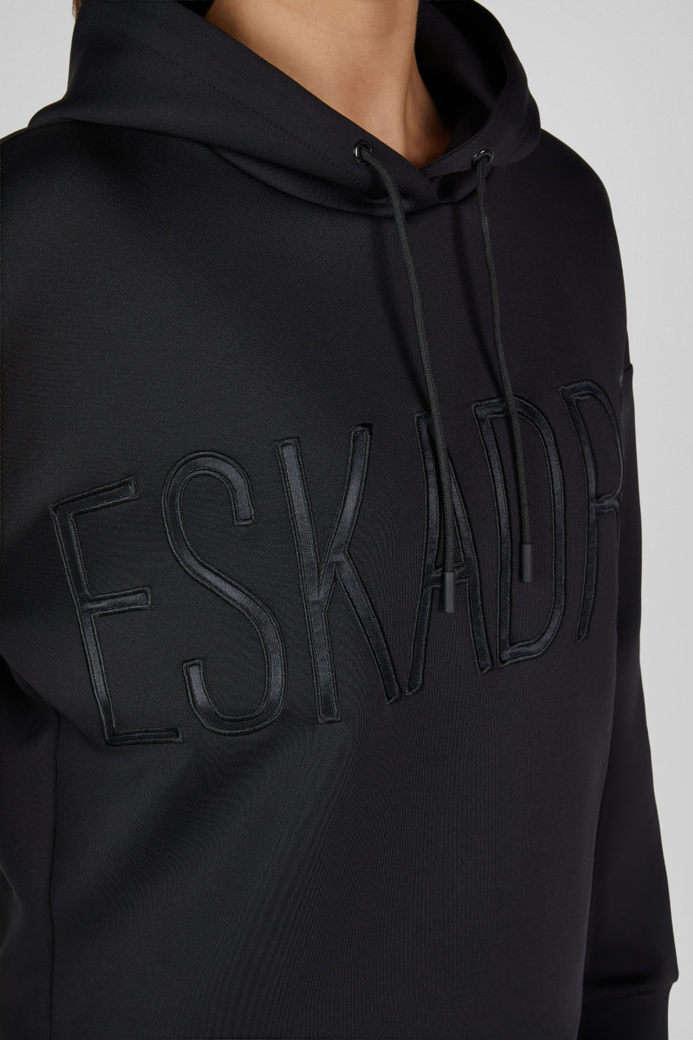 Bluza z kapturem Eskadron Heritage 26/27 HOOD w kolorze Black – na modelce, dodatkowe ujęcie