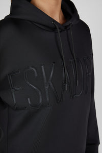 Bluza z kapturem Eskadron Heritage 26/27 HOOD w kolorze Black – na modelce, dodatkowe ujęcie