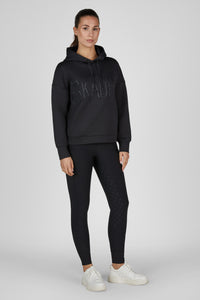 Bluza z kapturem Eskadron Heritage 26/27 HOOD w kolorze Black – na modelce, widok z przodu