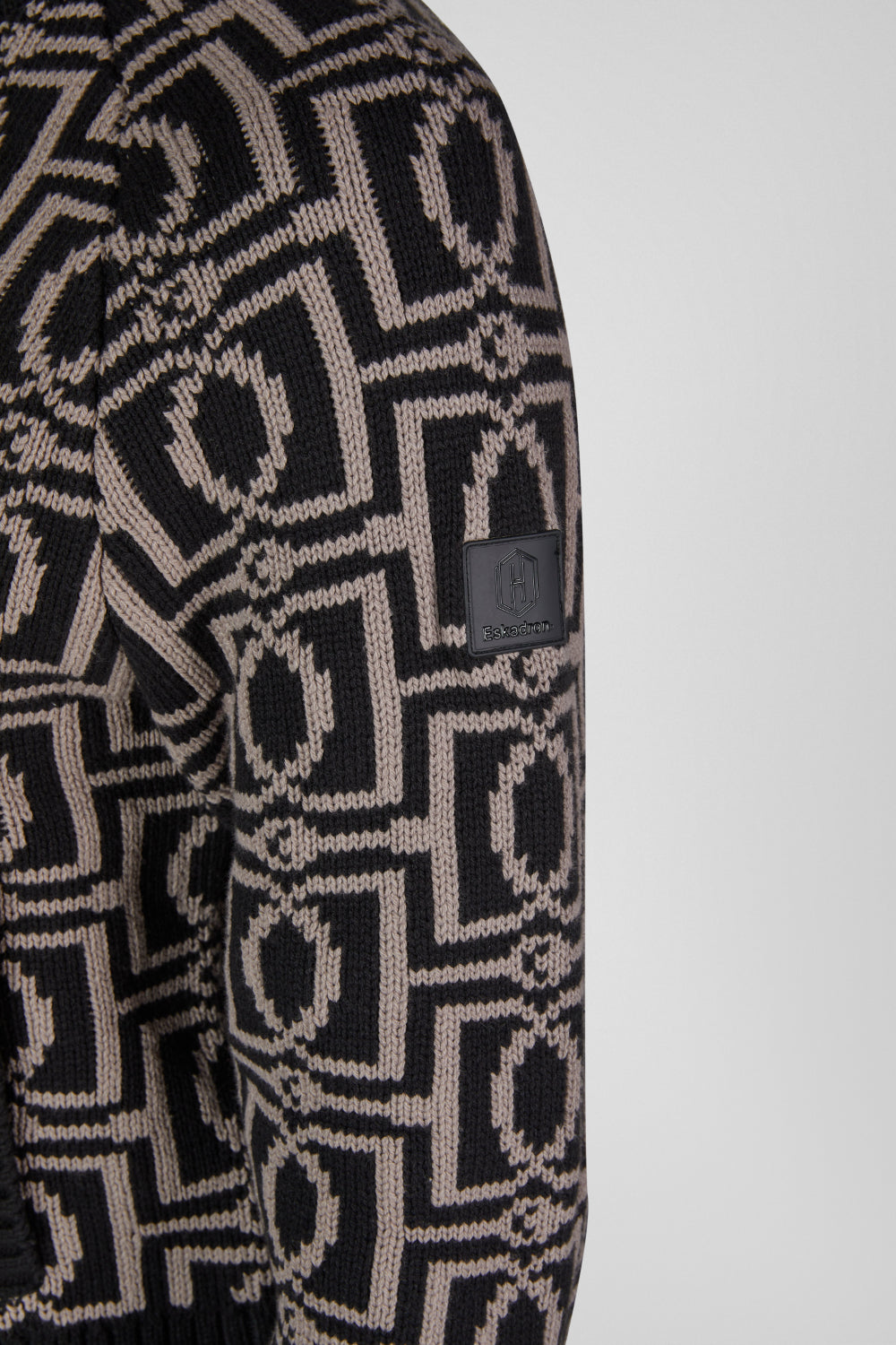 Kardigan Eskadron Heritage 26/27 KNIT-ZIP w kolorze Black – na modelce, dodatkowe ujęcie