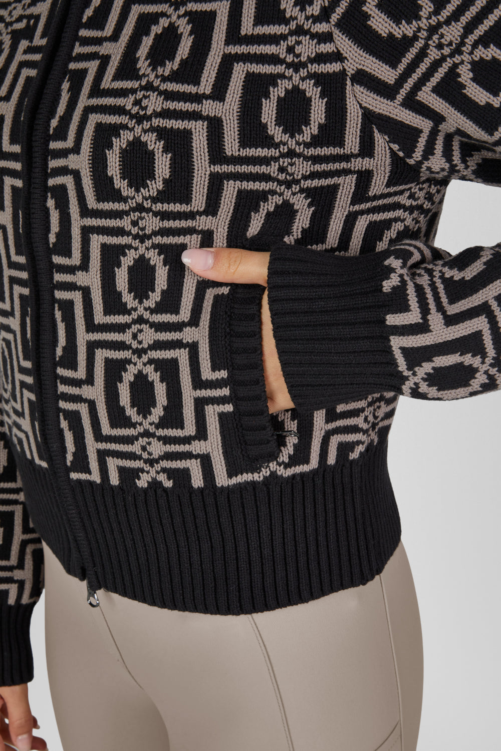 Kardigan Eskadron Heritage 26/27 KNIT-ZIP w kolorze Black – na modelce, dodatkowe ujęcie