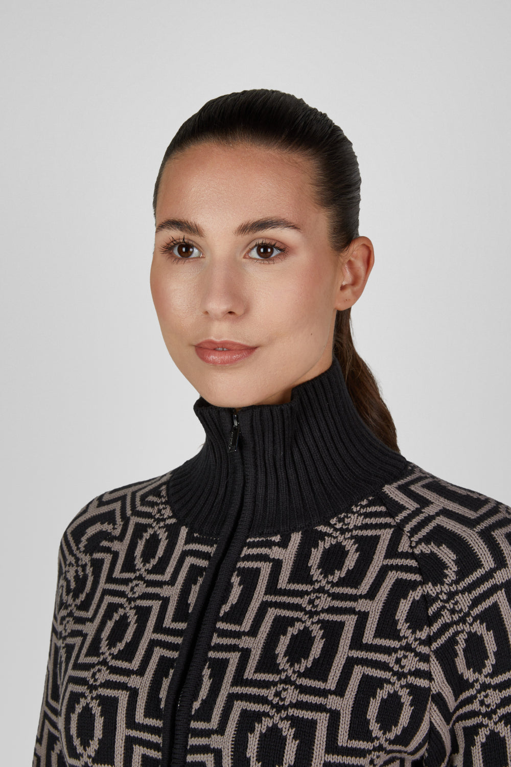 Kardigan Eskadron Heritage 26/27 KNIT-ZIP w kolorze Black – na modelce, dodatkowe ujęcie
