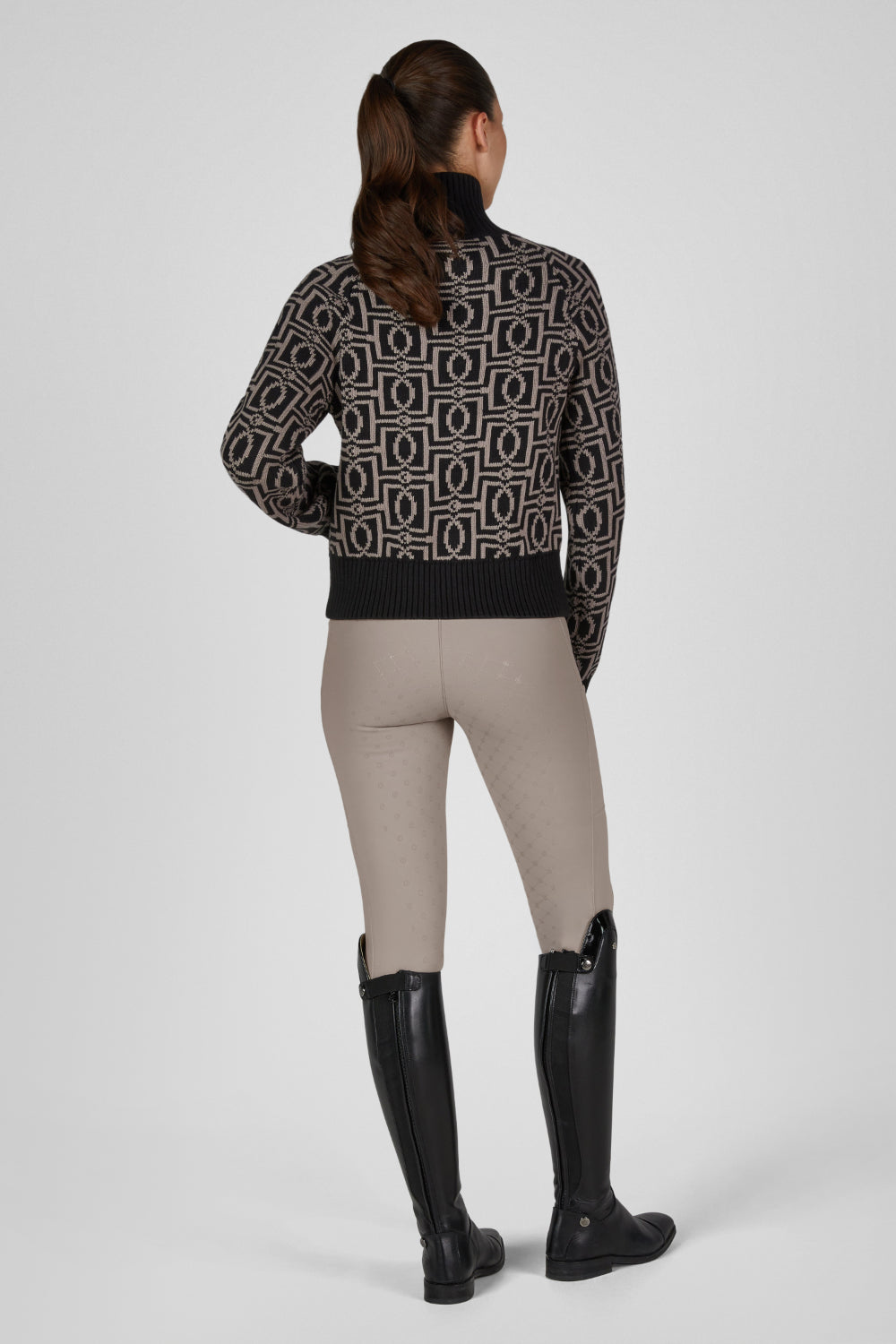 Kardigan Eskadron Heritage 26/27 KNIT-ZIP w kolorze Black – na modelce, widok z tyłu