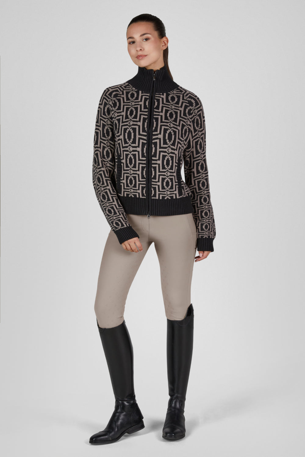 Kardigan Eskadron Heritage 26/27 KNIT-ZIP w kolorze Black – na modelce, widok z przodu
