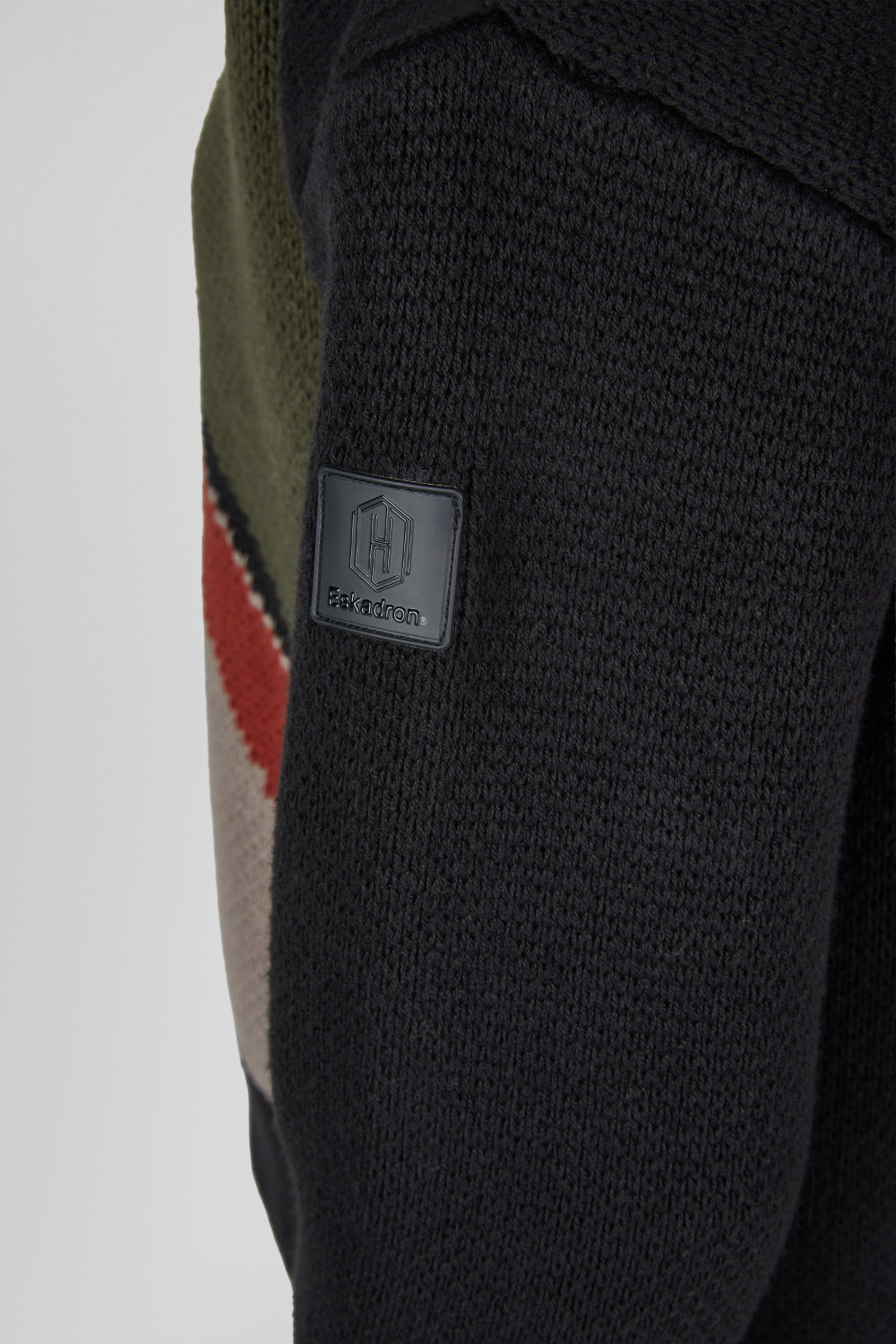 Sweter z golfem Eskadron Heritage 26/27 KNIT JUMPER w kolorze Black – na modelce, dodatkowe ujęcie
