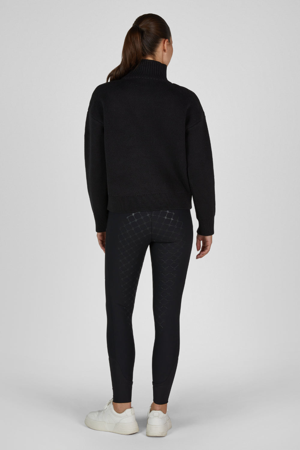 Sweter z golfem Eskadron Heritage 26/27 KNIT JUMPER w kolorze Black – na modelce, widok z tyłu