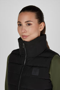 Kamizelka pikowana Eskadron Heritage 26/27 QUILT WAISTCOAT w kolorze Black – na modelce, dodatkowe ujęcie