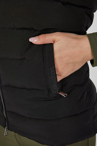 Kamizelka pikowana Eskadron Heritage 26/27 QUILT WAISTCOAT w kolorze Black – na modelce, dodatkowe ujęcie