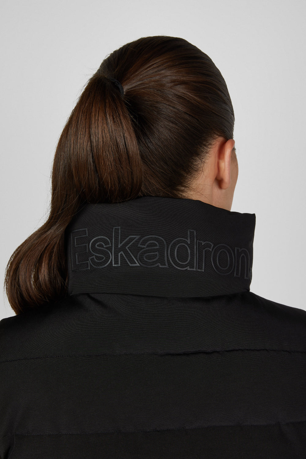 Kamizelka pikowana Eskadron Heritage 26/27 QUILT WAISTCOAT w kolorze Black – na modelce, dodatkowe ujęcie