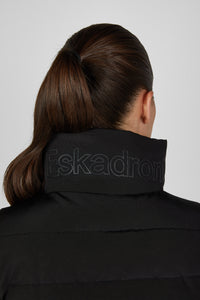 Kamizelka pikowana Eskadron Heritage 26/27 QUILT WAISTCOAT w kolorze Black – na modelce, dodatkowe ujęcie