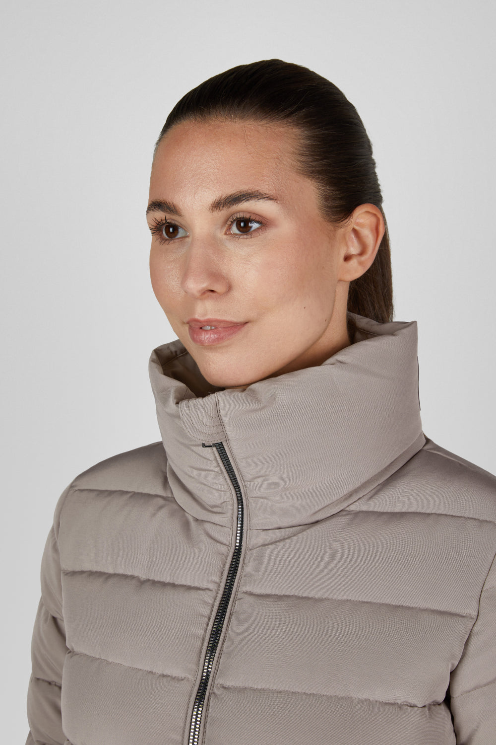 Kurtka pikowana Eskadron Heritage 26/27 QUILT JACKET w kolorze Ash – na modelce, dodatkowe ujęcie