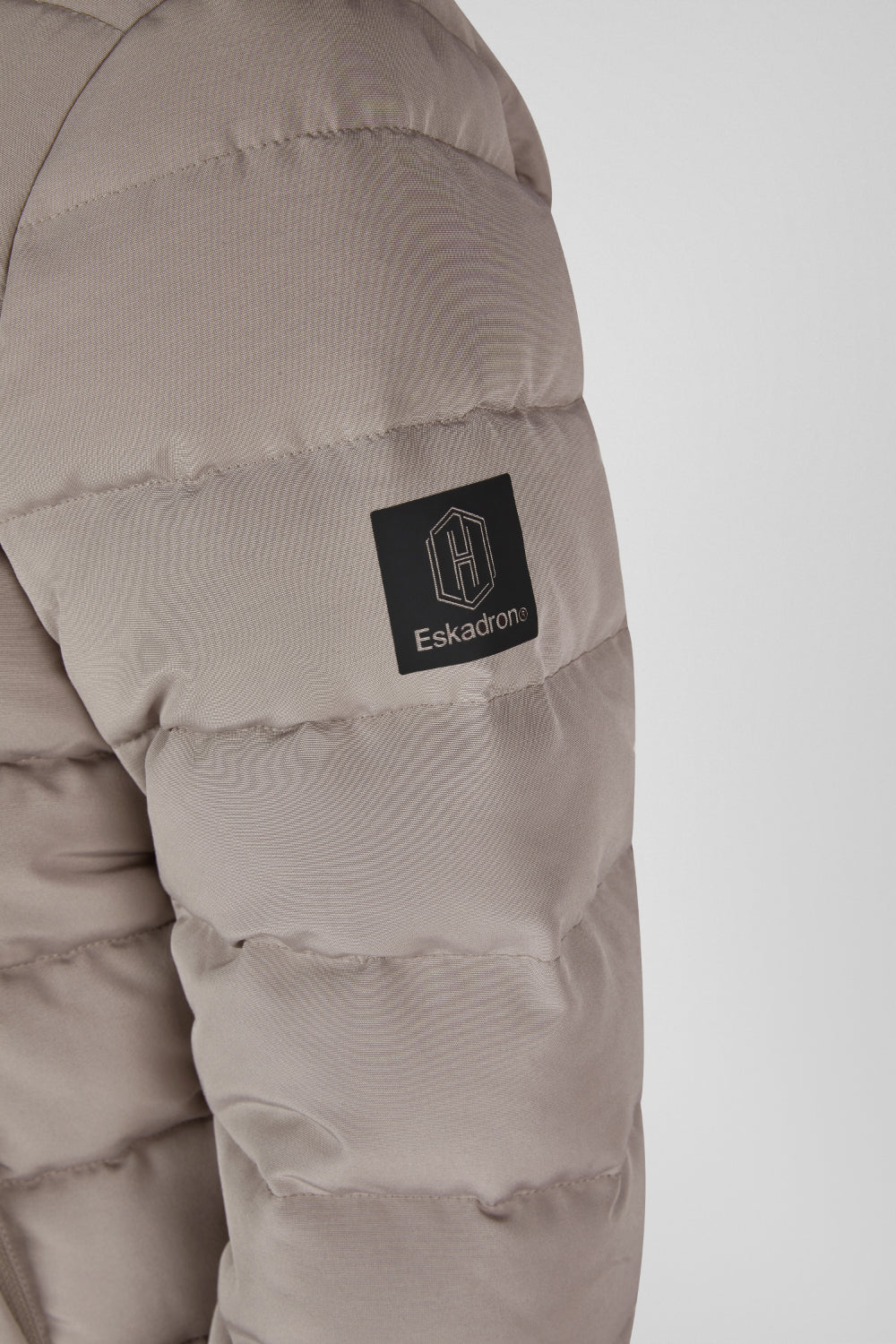 Kurtka pikowana Eskadron Heritage 26/27 QUILT JACKET w kolorze Ash – na modelce, dodatkowe ujęcie