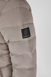 Kurtka pikowana Eskadron Heritage 26/27 QUILT JACKET w kolorze Ash – na modelce, dodatkowe ujęcie