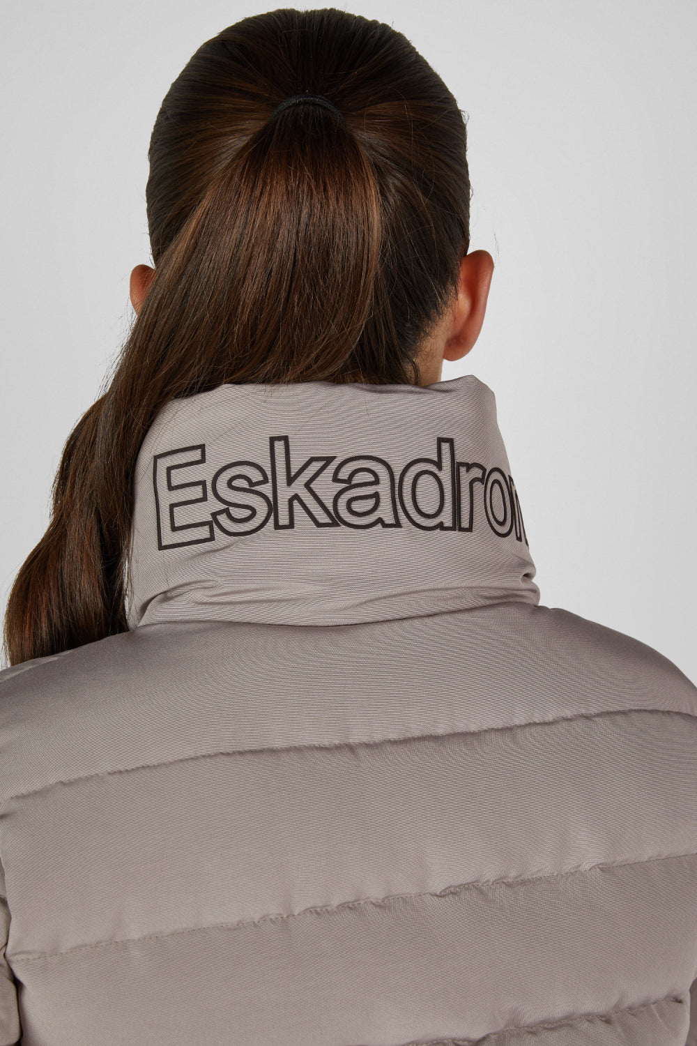 Kurtka pikowana Eskadron Heritage 26/27 QUILT JACKET w kolorze Ash – na modelce, dodatkowe ujęcie