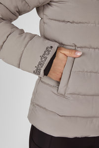 Kurtka pikowana Eskadron Heritage 26/27 QUILT JACKET w kolorze Ash – na modelce, dodatkowe ujęcie