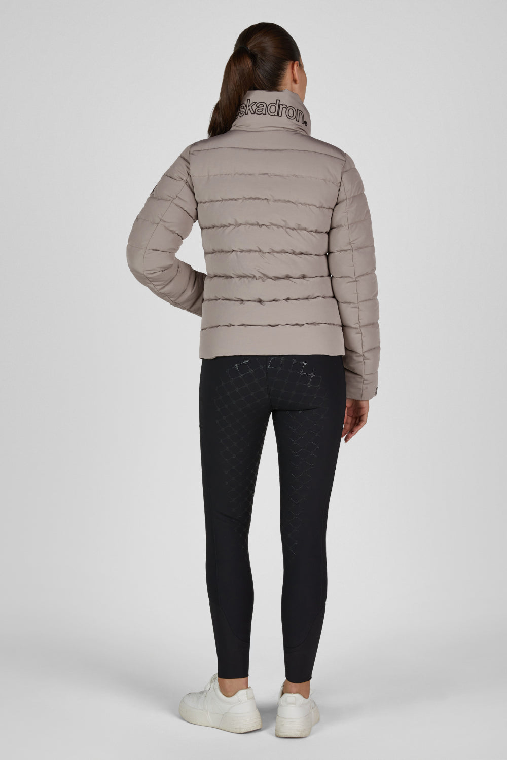 Kurtka pikowana Eskadron Heritage 26/27 QUILT JACKET w kolorze Ash – na modelce, widok z tyłu