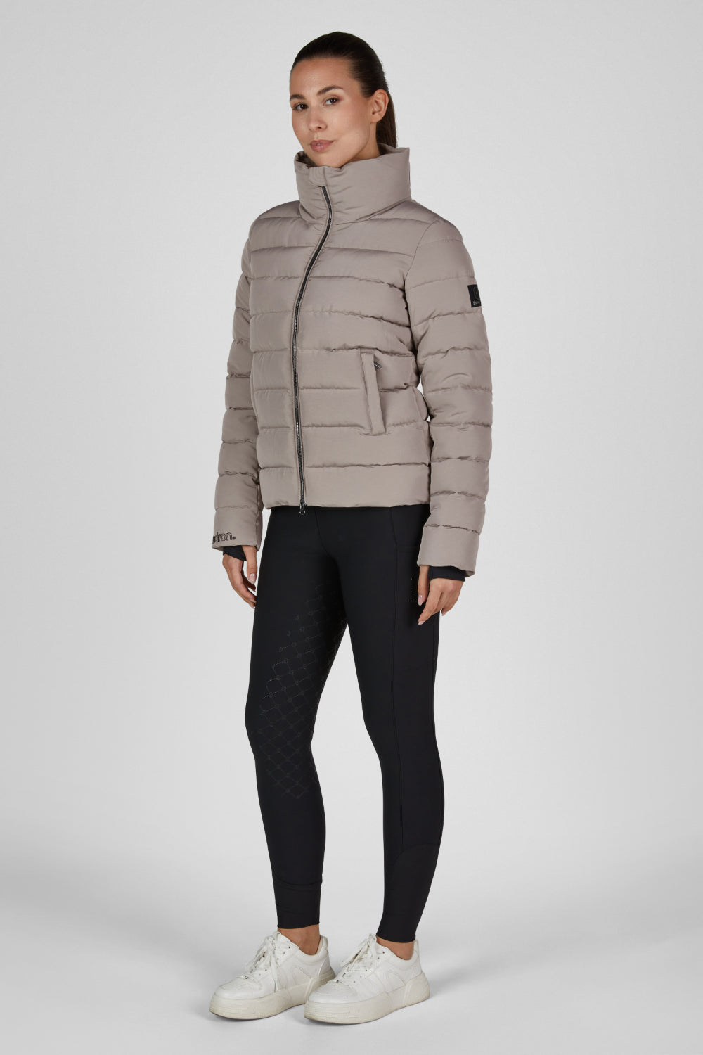 Kurtka pikowana Eskadron Heritage 26/27 QUILT JACKET w kolorze Ash – na modelce, widok z przodu