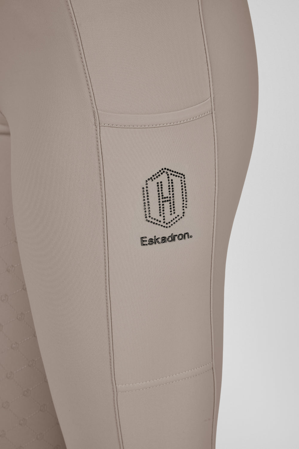 Legginsy jeździeckie Eskadron Heritage 26/27 PRO FULL GRIP w kolorze Ash – na modelce, dodatkowe ujęcie