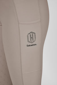 Legginsy jeździeckie Eskadron Heritage 26/27 PRO FULL GRIP w kolorze Ash – na modelce, dodatkowe ujęcie