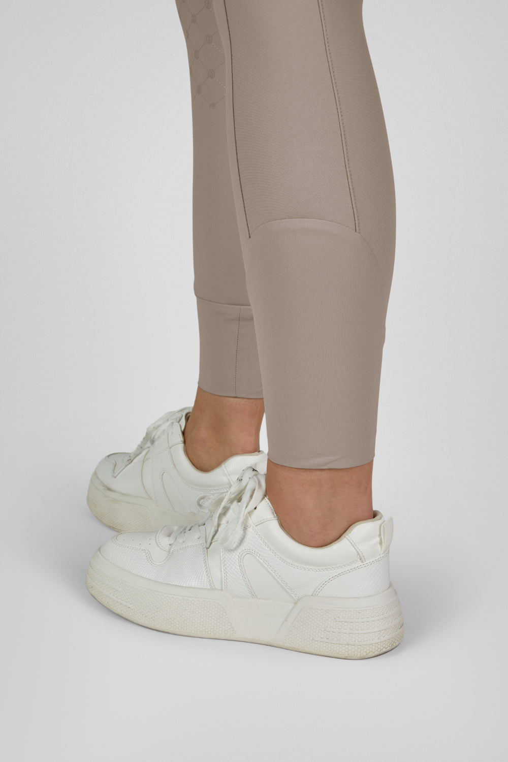 Legginsy jeździeckie Eskadron Heritage 26/27 PRO FULL GRIP w kolorze Ash – na modelce, dodatkowe ujęcie