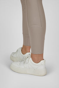 Legginsy jeździeckie Eskadron Heritage 26/27 PRO FULL GRIP w kolorze Ash – na modelce, dodatkowe ujęcie