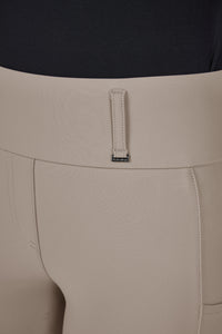 Legginsy jeździeckie Eskadron Heritage 26/27 PRO FULL GRIP w kolorze Ash – na modelce, dodatkowe ujęcie