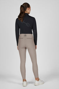 Legginsy jeździeckie Eskadron Heritage 26/27 PRO FULL GRIP w kolorze Ash – na modelce, widok z tyłu