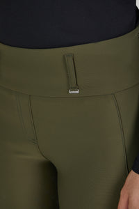 Legginsy jeździeckie Eskadron Heritage 26/27 PRO FULL GRIP w kolorze Deep Moss – na modelce, dodatkowe ujęcie